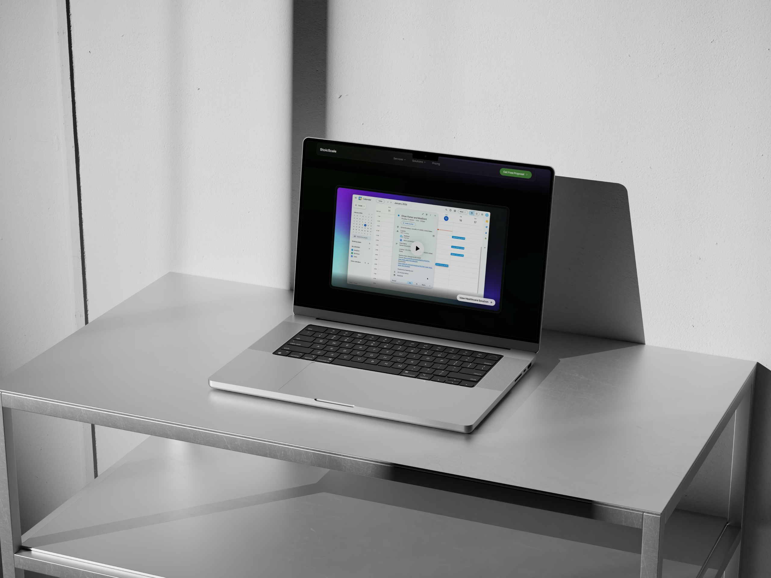 Mockup StoicScale pe laptop cu secțiune de produs și demo orientat pe încredere.