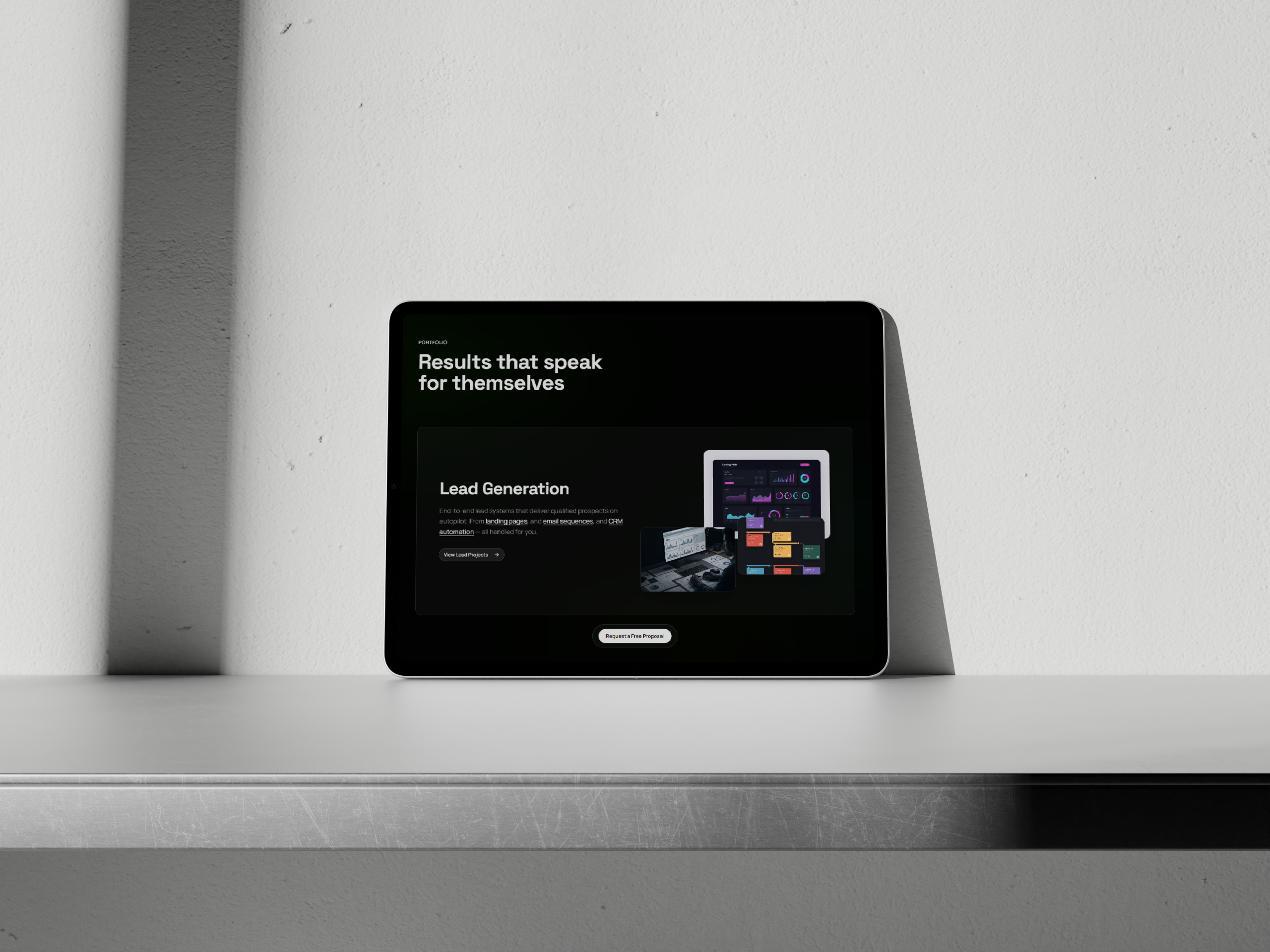 Mockup tabletă StoicScale cu secțiune dedicată rezultatelor și lead generation.