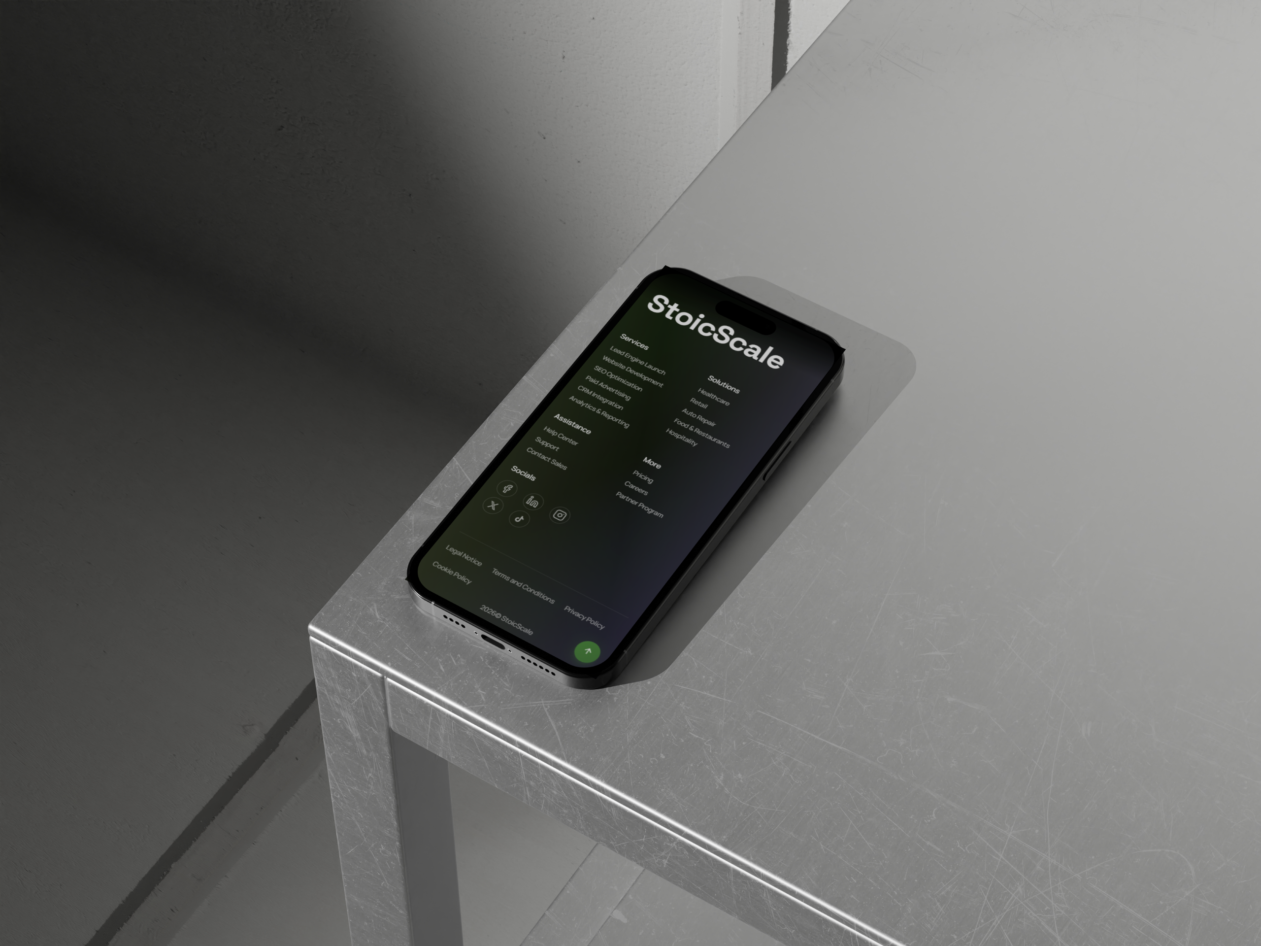 Mockup mobil StoicScale cu footer și navigare clară pentru utilizatori mobili.