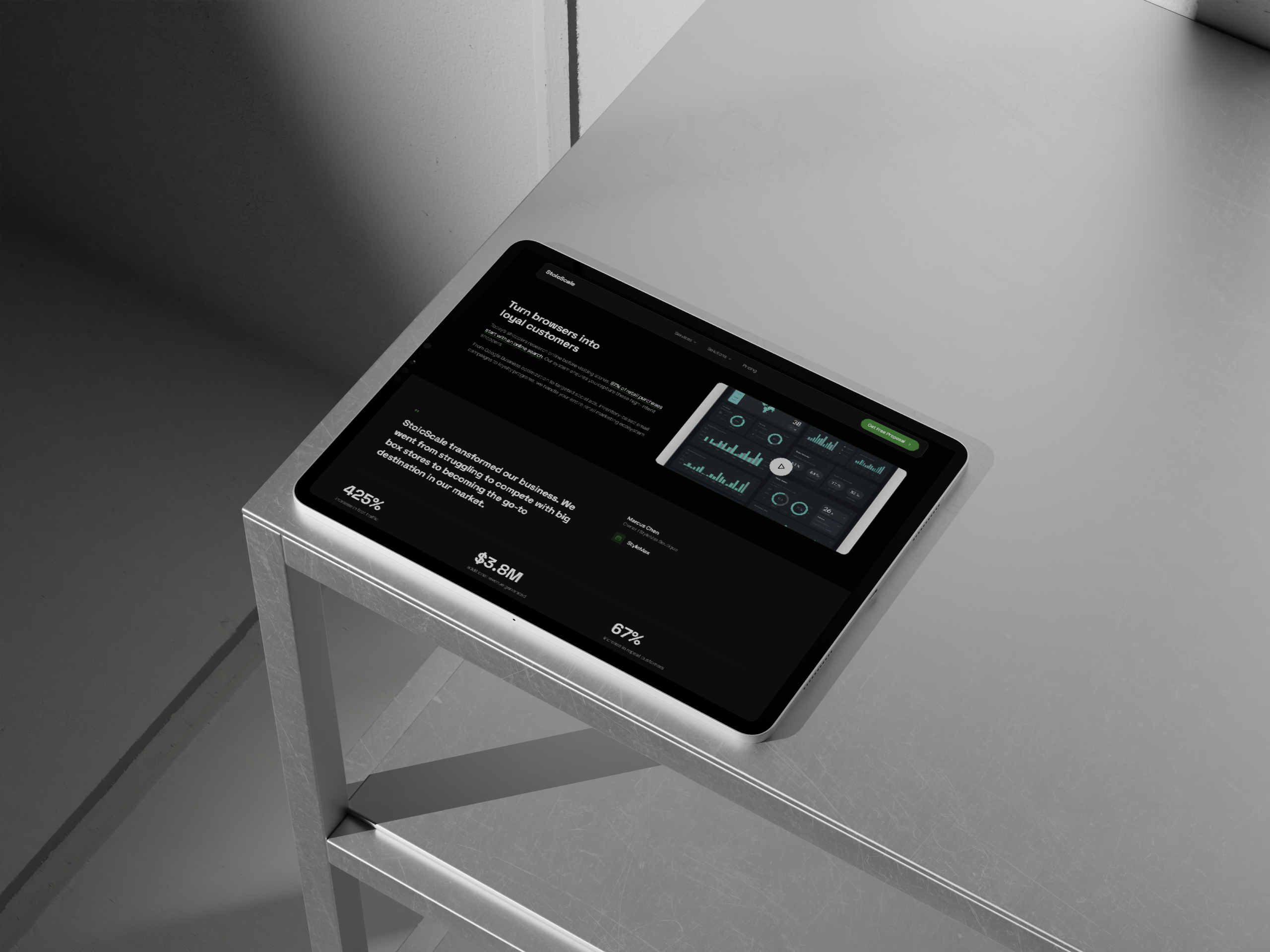 Mockup tabletă StoicScale cu pagină de studiu de caz și rezultate numerice.